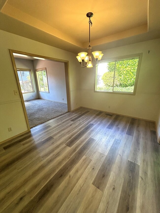 Building Photo - Large 4 bedroom 2.5 bath home in Glen Eagle