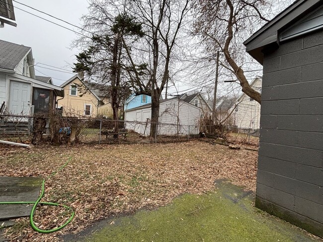 Building Photo - 4 Bedroom 2 Bath Single Family Home W/Garage!