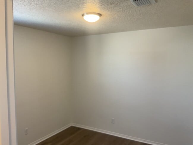 Building Photo - 904 Crown Ct NE