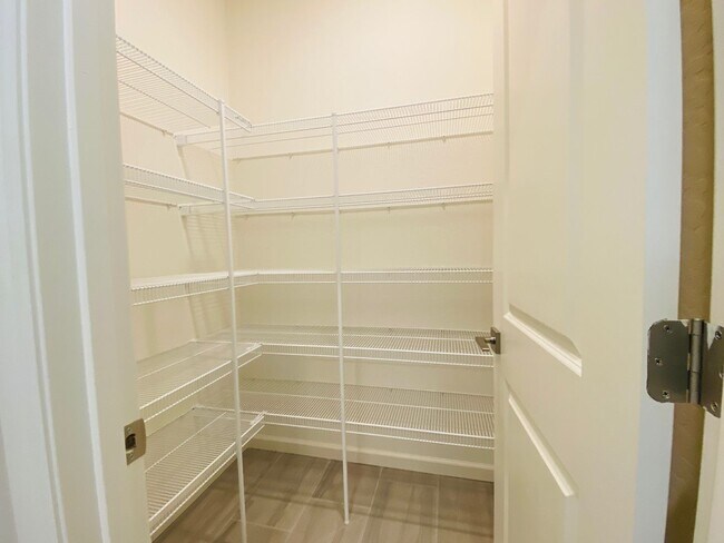 Building Photo - COMING SOON! $2,750 Ashlan & Highland, 4 B...