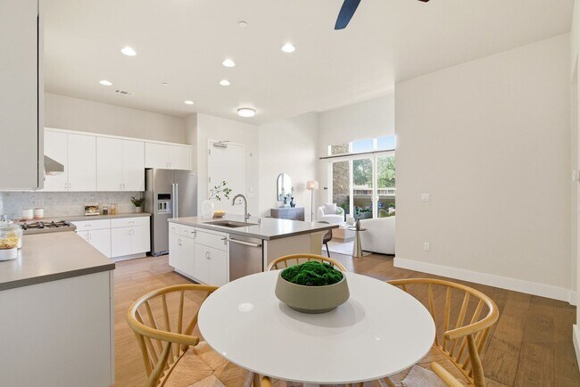 Building Photo - Gorgeous & Modern Los Altos Condo