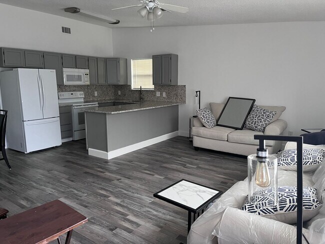 Primary Photo - Beautiful furnished 2 bedroom 1 1/2 bath w...