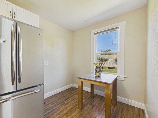 Building Photo - 2 bed 1 bath - Beautiful Outdoor Living