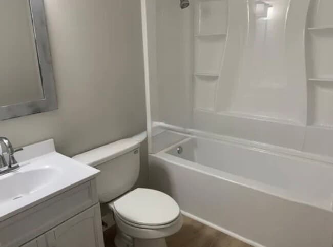 Building Photo - 4BR/2BA Eden Prairie Home In Cul De Sac Available 6/1 !