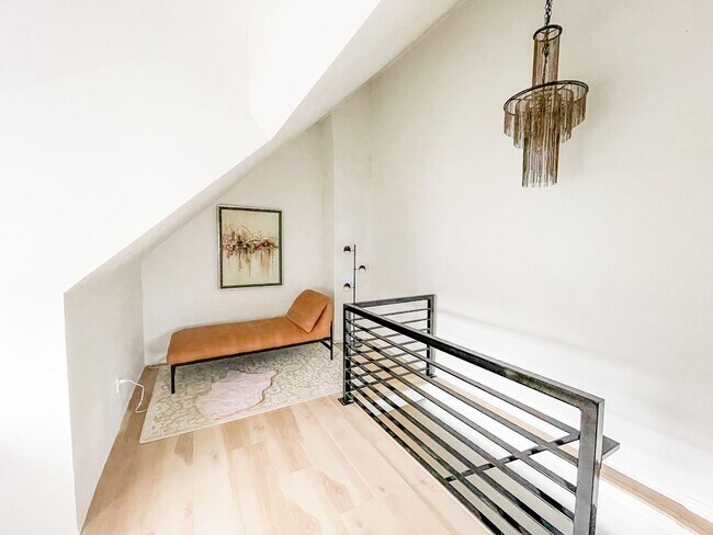 Building Photo - Gorgeous three bedroom in the heart of Par...