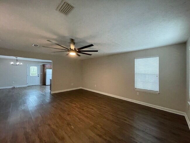 Building Photo - "Charming 3-Bedroom Retreat with 2 Baths i...