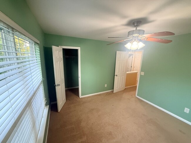 Building Photo - Beautiful private home!!