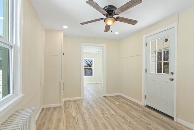 Building Photo - 5 Bedroom Single Family in Brunswick