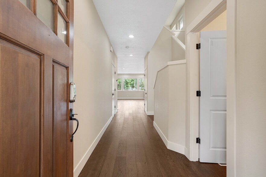 Building Photo - 28616 Greenway Dr