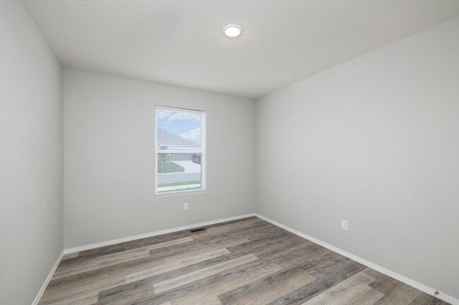 Building Photo - 3 bed duplex in Westbury Gardens!