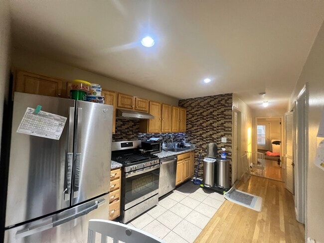 Building Photo - 165 Grant Ave