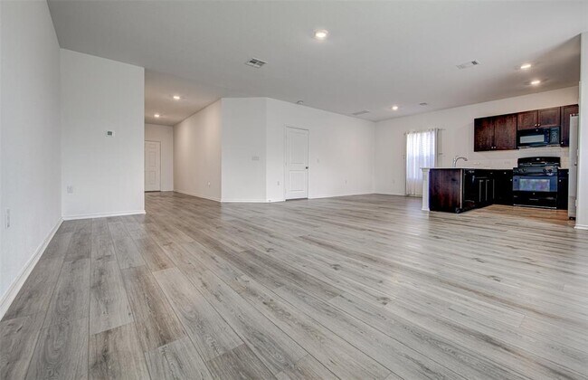 Building Photo - 2704 Shimsham Dr