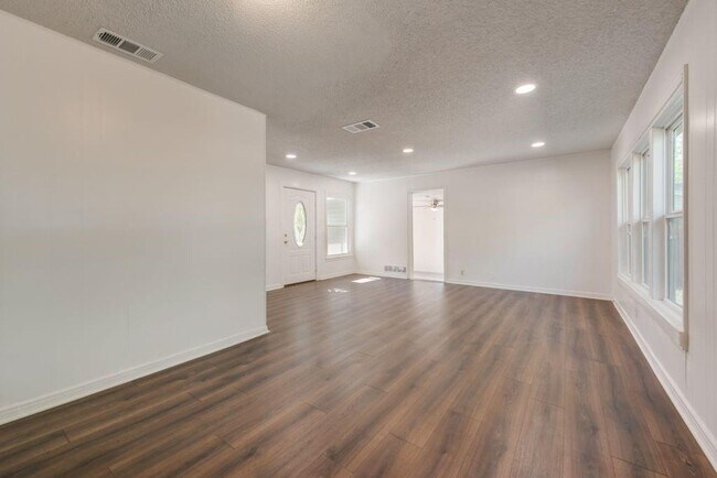 Building Photo - 3415 Crites St