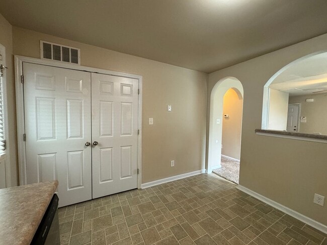 Building Photo - End Unit! Screened Porch!