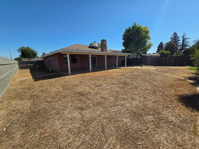 Building Photo - Beautiful 3 Bedroom 2 Bath Home on Large Corner Lot
