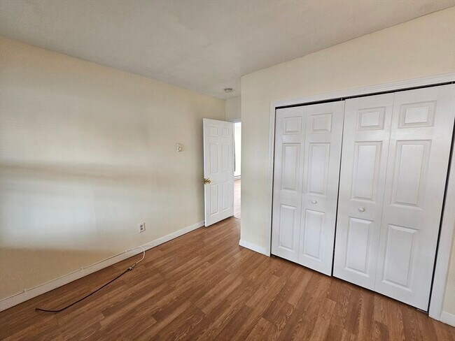 Building Photo - 464 Meridian St