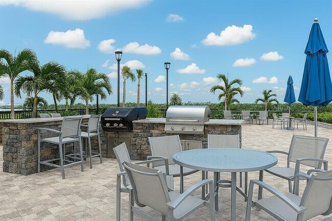 Building Photo - 4200 Hillcrest Dr