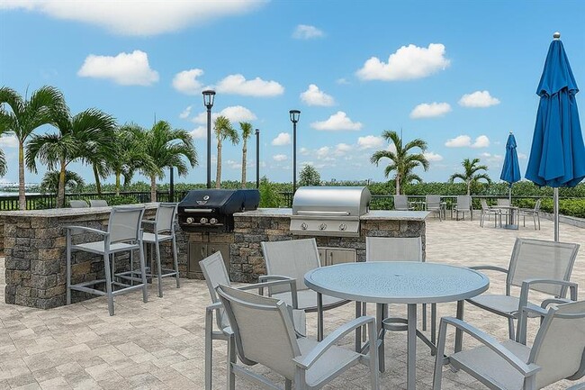 Building Photo - 950 Hillcrest Dr