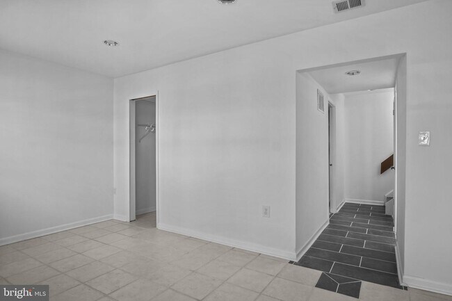 Building Photo - Headline:  Spacious & Updated Townhouse in Prime Reston Location