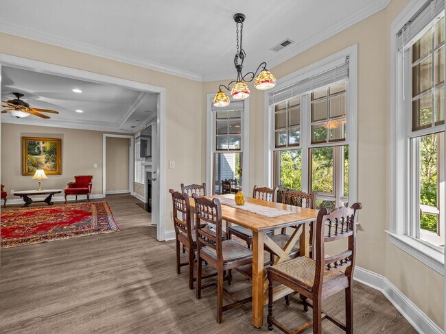 Building Photo - Beauty by the Water!