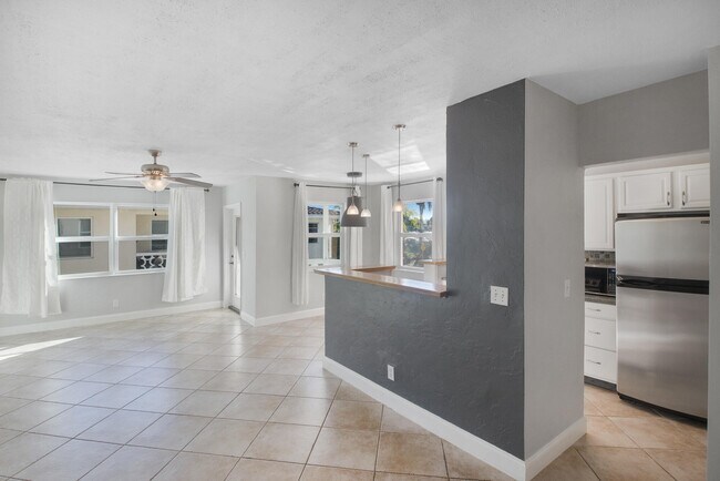 Building Photo - 2591 NE 55th Ct