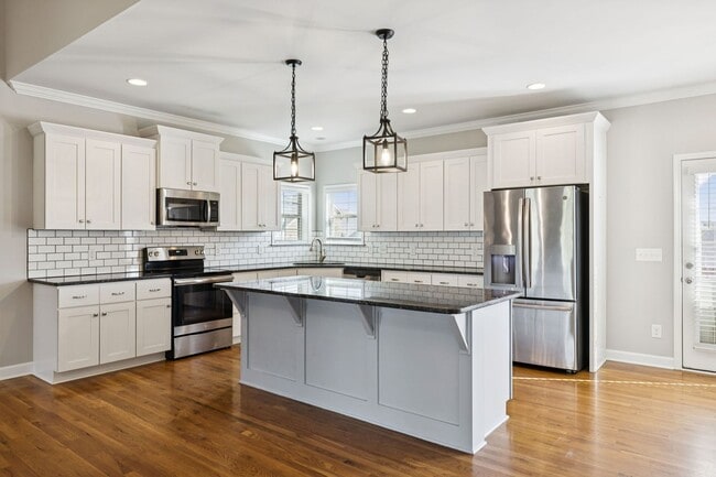 Building Photo - Welcome home to this beautifully maintaine...