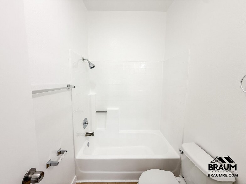 Building Photo - 11459 Collins St