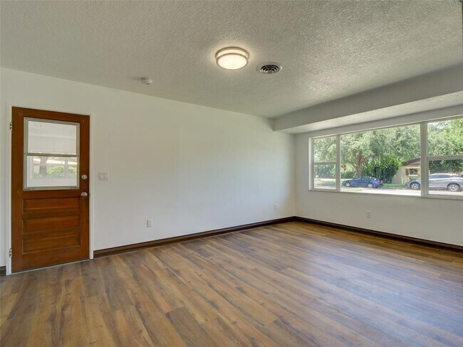 Building Photo - 305 Sunset Dr