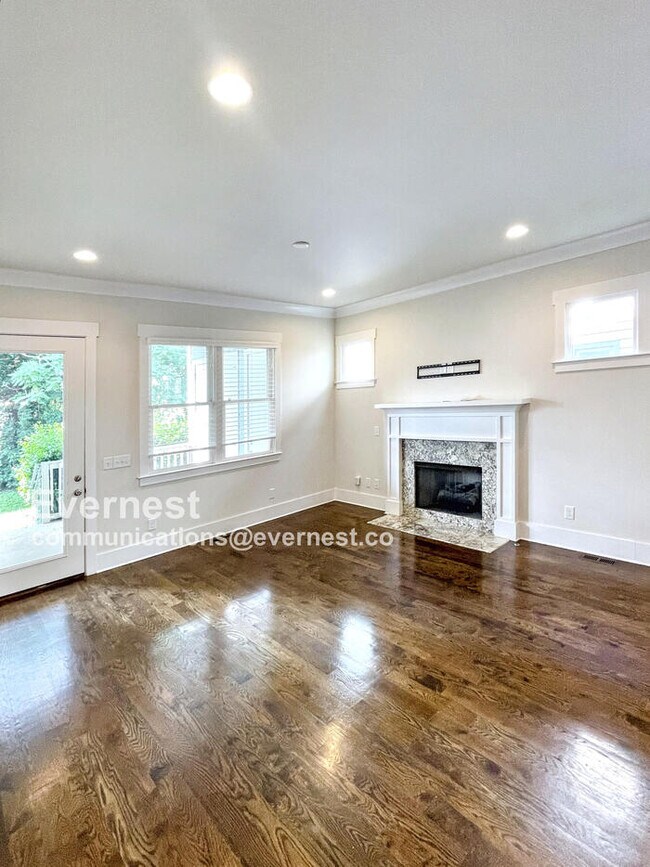 Building Photo - Spacious Town Home with Fenced Yard and Ample Parking