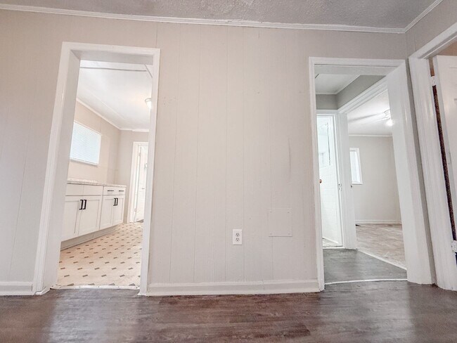 Building Photo - 3 Bed 1 Bath Single-Family Home - Big Yard!