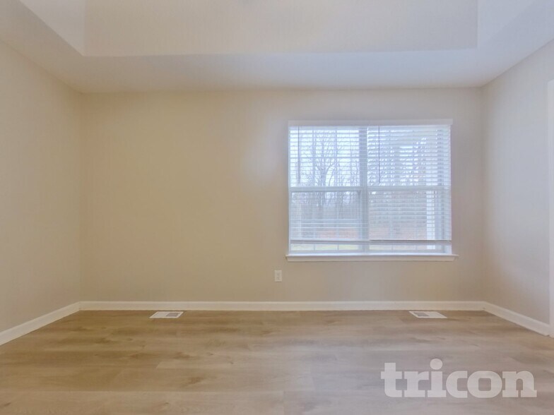 Building Photo - 210 Legend Dr