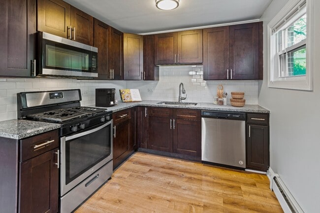 Building Photo - Updated 2 Bed in Lake Bluff | Parking Included | Pet Friendly | Top Schools