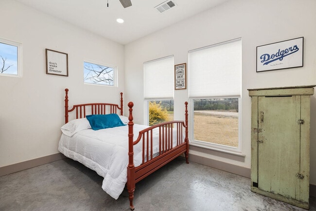 Building Photo - 149 NW Campbell Loop