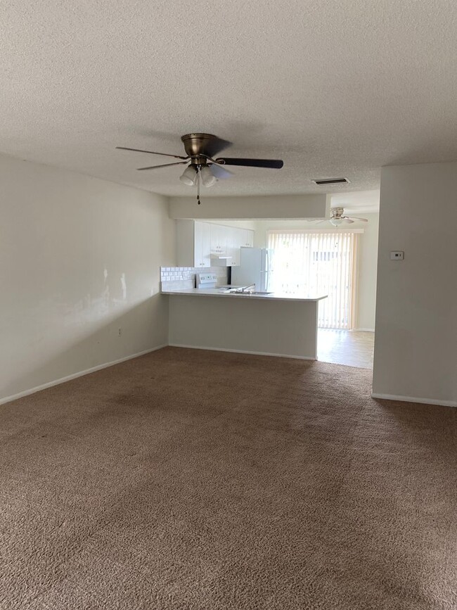 Building Photo - 3 bedroom 1 bath condo near the airport! /...