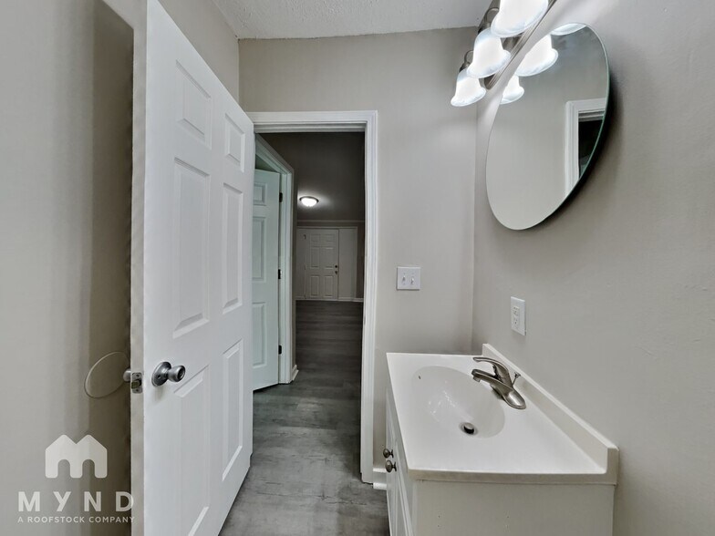 Building Photo - 3904 Ireland Dr