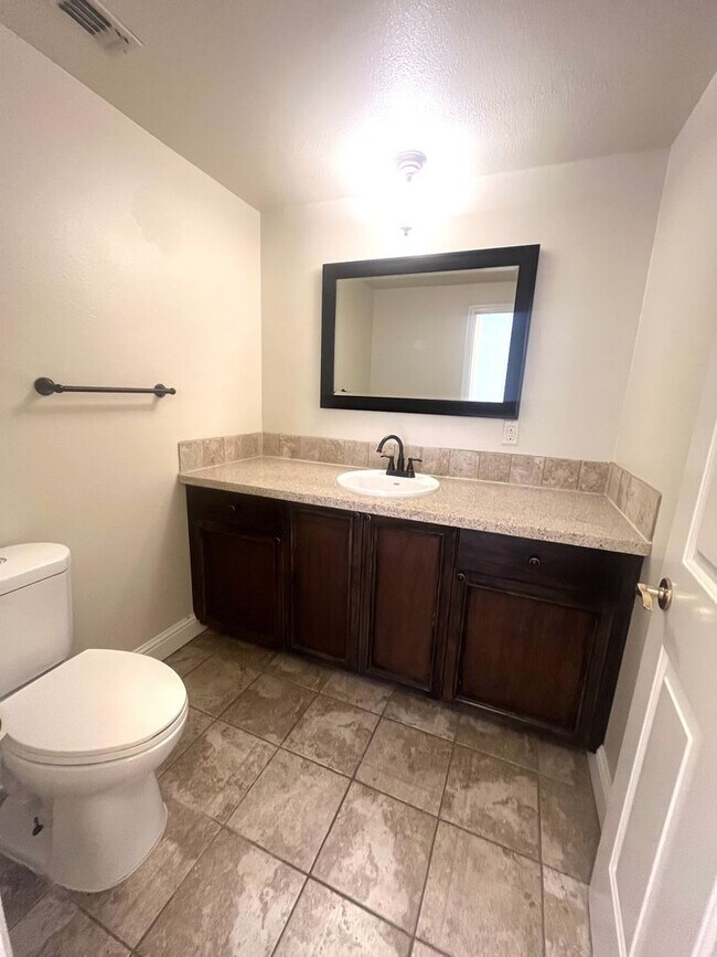 Building Photo - Charming 2-story home in Pismo Beach