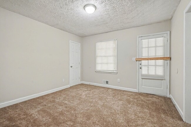 Building Photo - Large 3 Bedroom 2 Bath Home