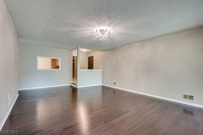 Building Photo - 318 Willowbrook Dr