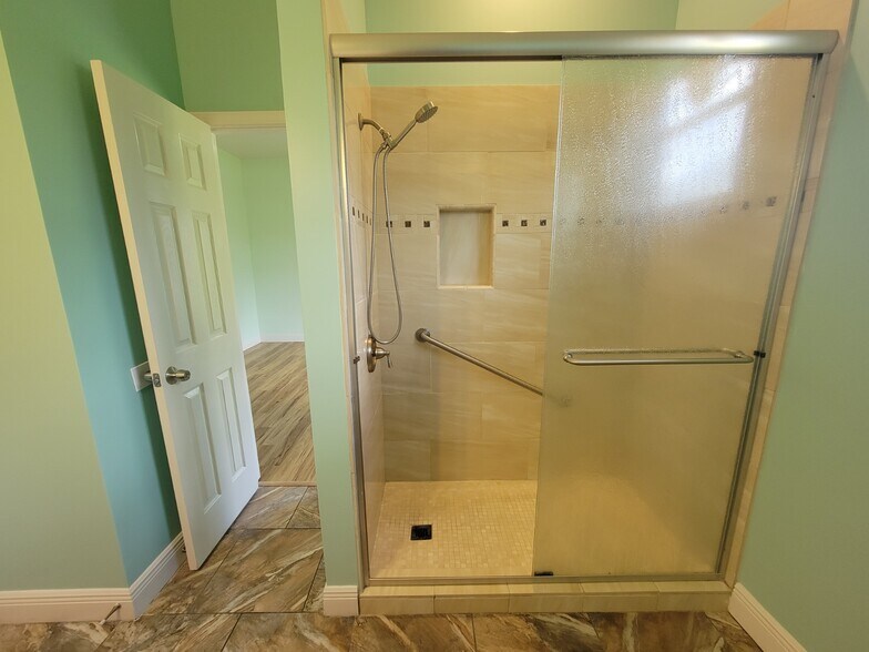 hall bath/tile shower - 7327 Rodgers Dr