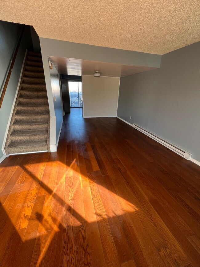 Building Photo - 44 Royal Crest Dr