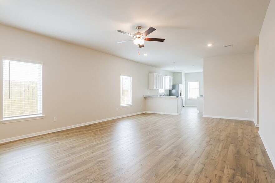 Building Photo - 16455 Hill Dr