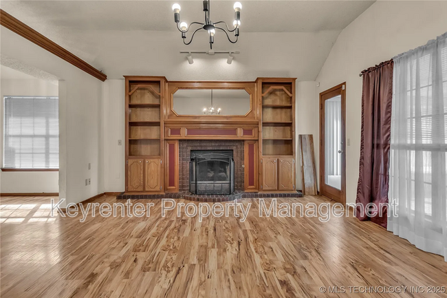 Building Photo - 9305 S Land Ave