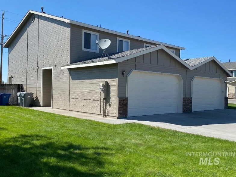 Building Photo - 116-118 NE Lotus Ct