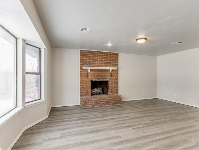 Building Photo - 5933 N Redmond Ave