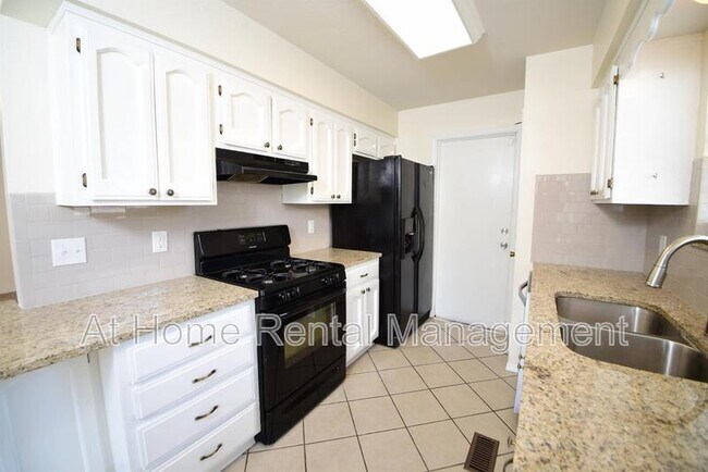 Building Photo - 1717 N Desert Palm Ave