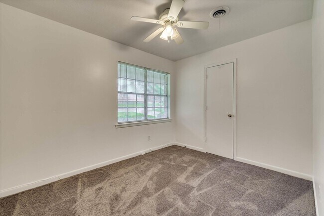 Building Photo - 2307 Hardwick Rd