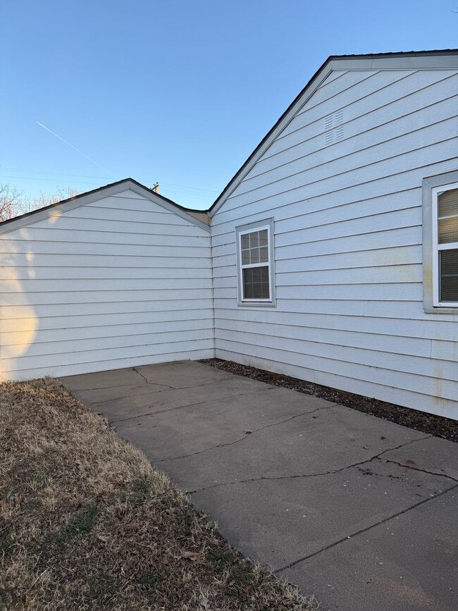 Building Photo - Located in Southlawn!!! 3/2 CH/A