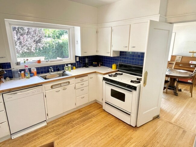 Building Photo - Grant Park 3-Story with Hardwoods, Huge Deck, Detached Garage, and Tons of Character