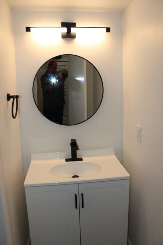 Building Photo - MOVE IN SPECIAL! - Spacious 4 bedroom and 2 bath with a very beautiful sun room in Kansas City MO