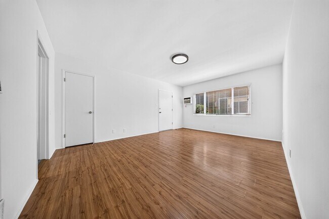 Interior Photo - 6538 Fountain Ave